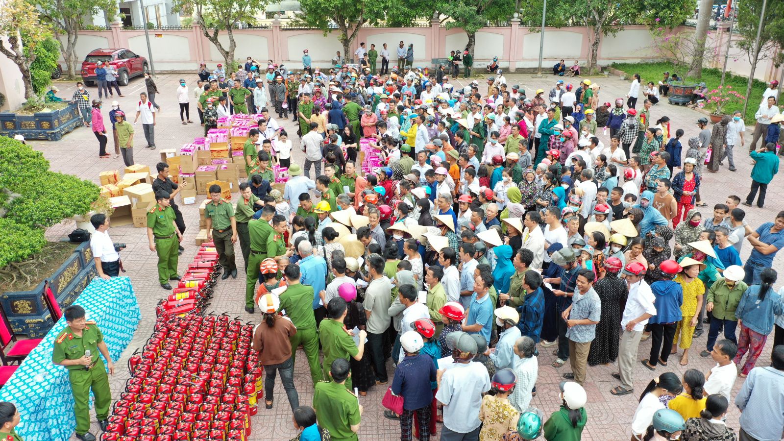 thẩm mỹ viện mailisa trao tặng 22 tấn gạo và 1100 phần quà tới bà con nghèo quận 12