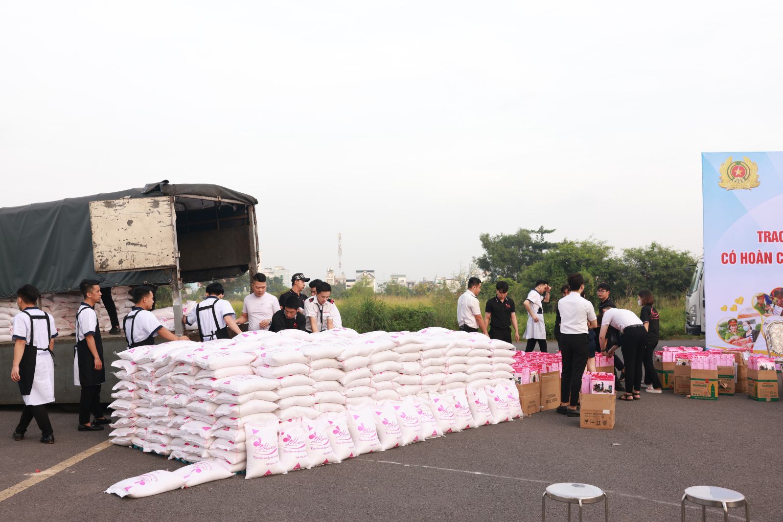 thẩm mỹ viện mailisa trao tặng 22 tấn gạo và 1100 phần quà tới bà con nghèo quận 12