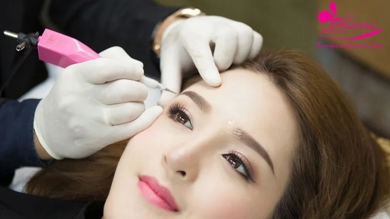 tiến hành phun mày tạo hạt